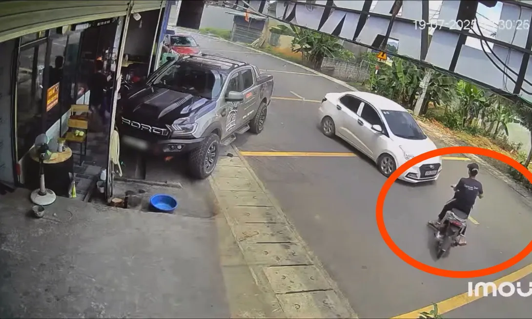 Video clip: Nam thanh niên lao xe máy từ vỉa hè ra đường, bị ô tô tông trúng