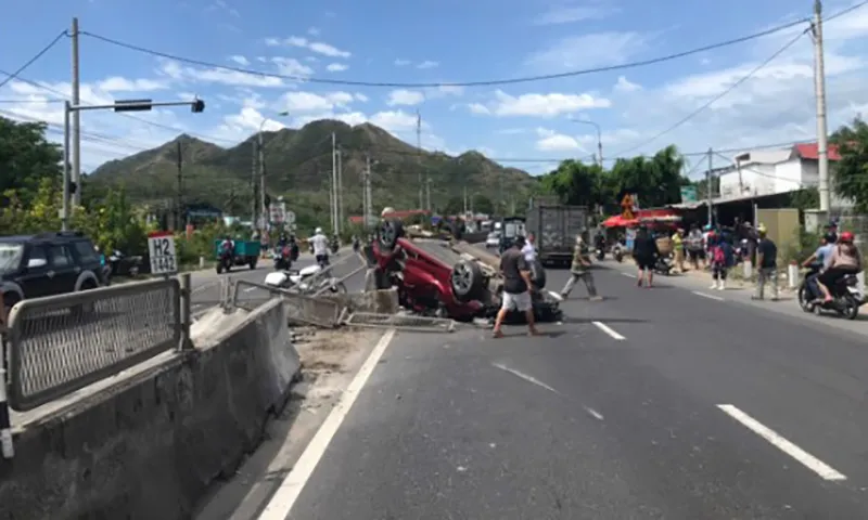 Xe ô tô bể bánh lật ngửa gây va chạm liên hoàn, 3 người mắc kẹt trong xe