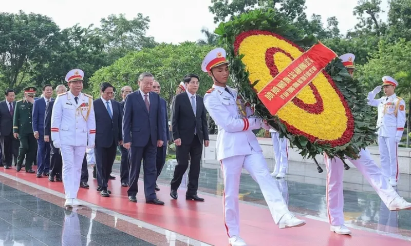 Lãnh đạo Đảng, Nhà nước tưởng niệm các anh hùng liệt sĩ, vào Lăng viếng Bác