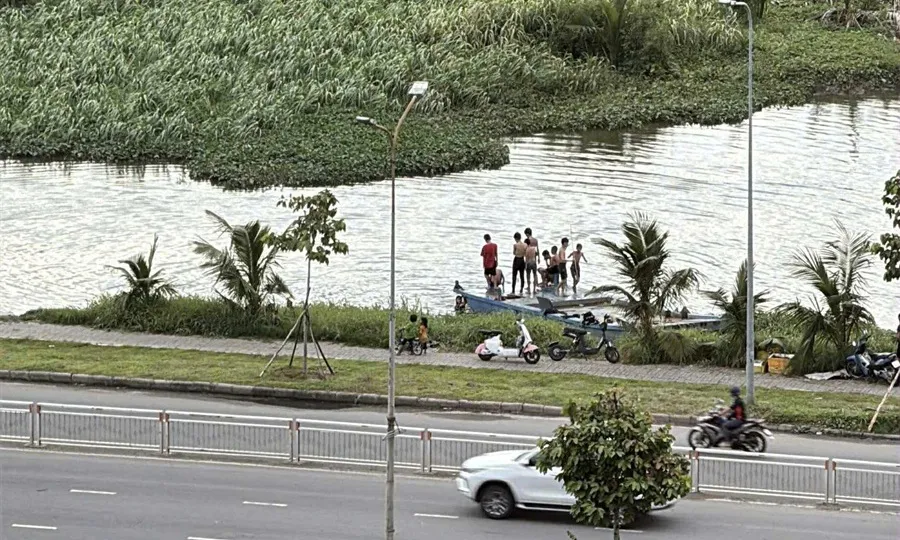 Tổ chức tìm kiếm người đàn ông rơi xuống cống ở phường Tân Thuận