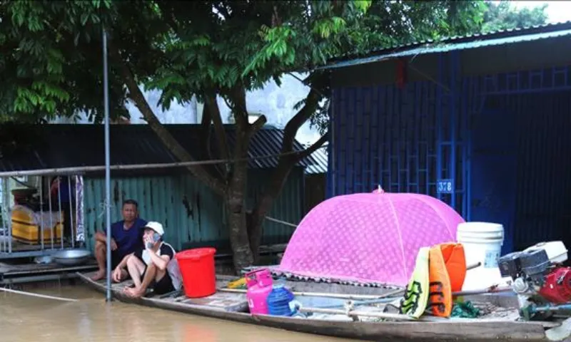 Khẩn trương tiếp cận các bản làng bị cô lập do lũ lụt 