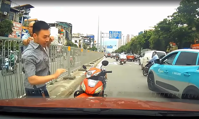 Người đi xe máy đi sai làn đường còn đấm tài xế ôtô sau va chạm nhẹ