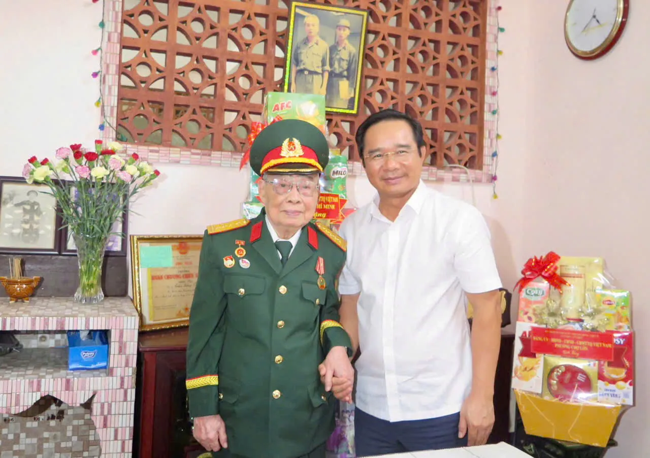 ong-phuc-17532768913331931052325