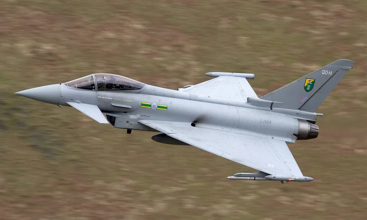 RAF_Eurofighter_EF-2000_Typhoon_F2_Lofting-1