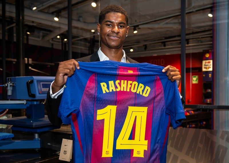 CHÍNH THỨC! Rashford nhận số áo thần tượng Barca, MU gài điều khoản bắt buộc