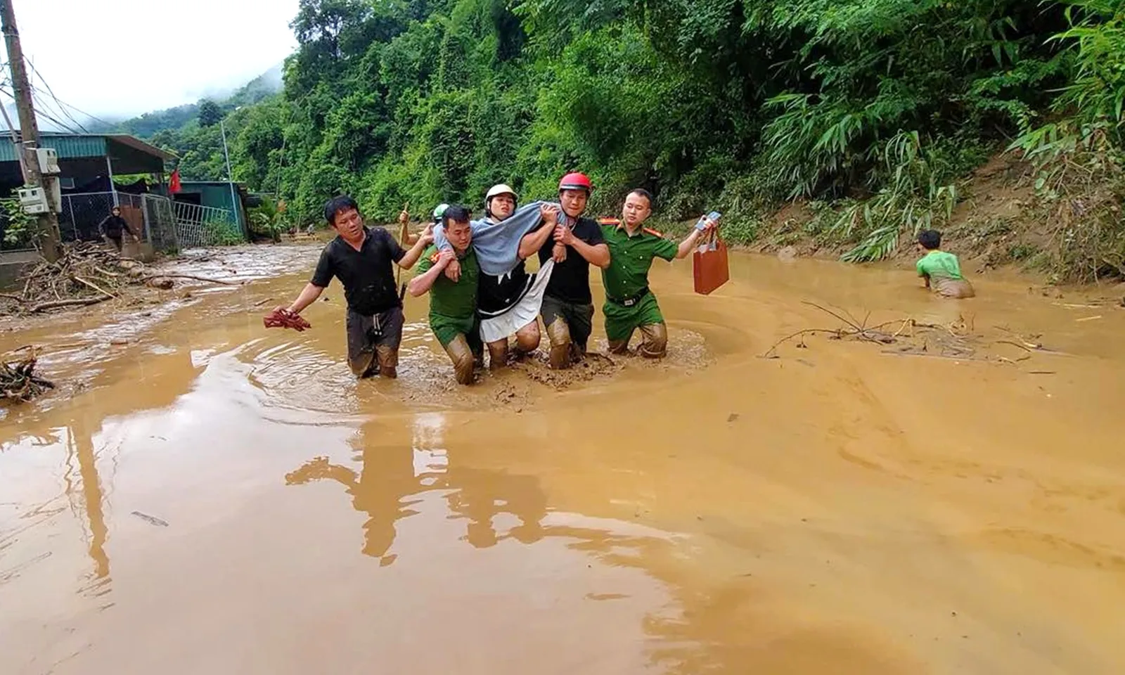 Công an vượt lũ đưa 2 sản phụ đến trạm y tế an toàn