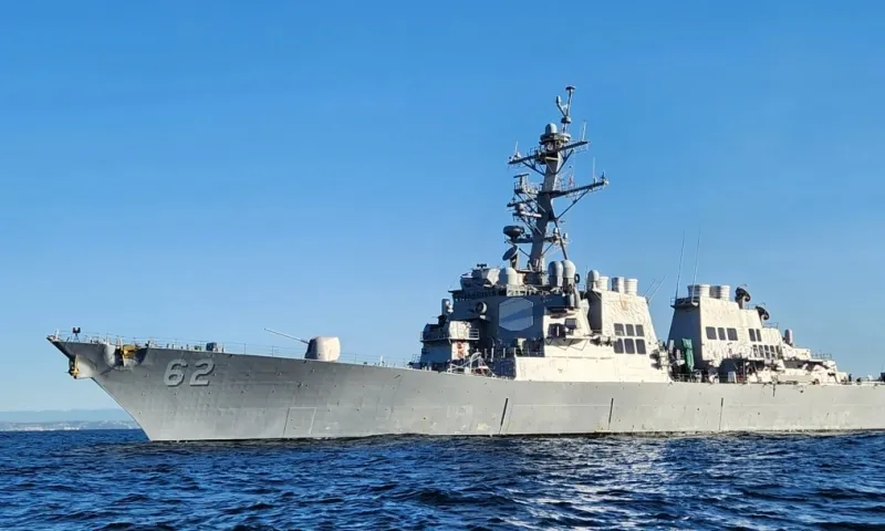 Iran tuyên bố chặn tàu khu trục Mỹ tại Vịnh Oman