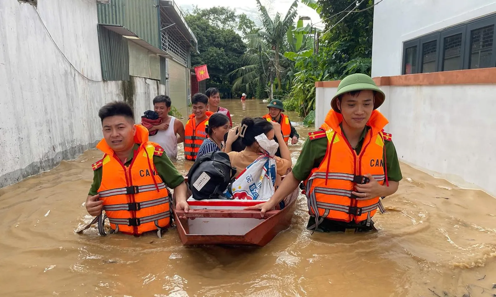 Thủ tướng: Phải bằng mọi cách tiếp cận những nơi bị chia cắt do bão lũ, thiên tai