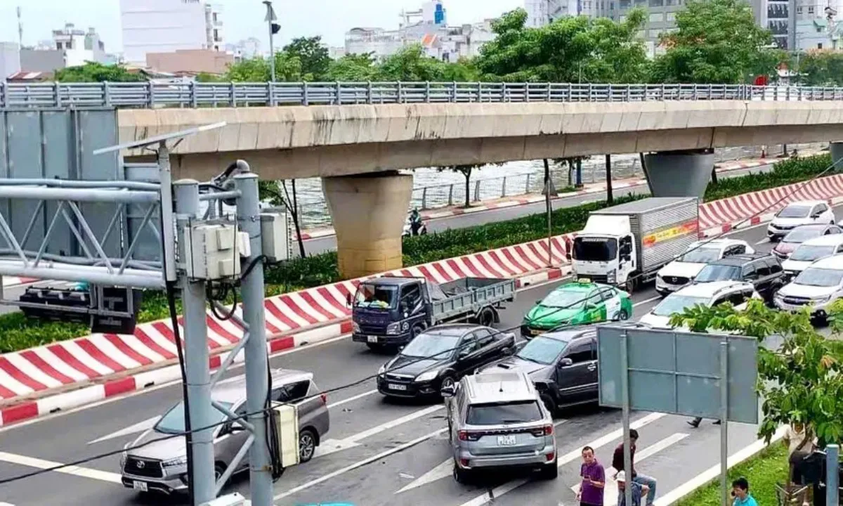 Nổ lốp mất lái, xe 7 chỗ gây tai nạn liên hoàn trên đường Võ Văn Kiệt