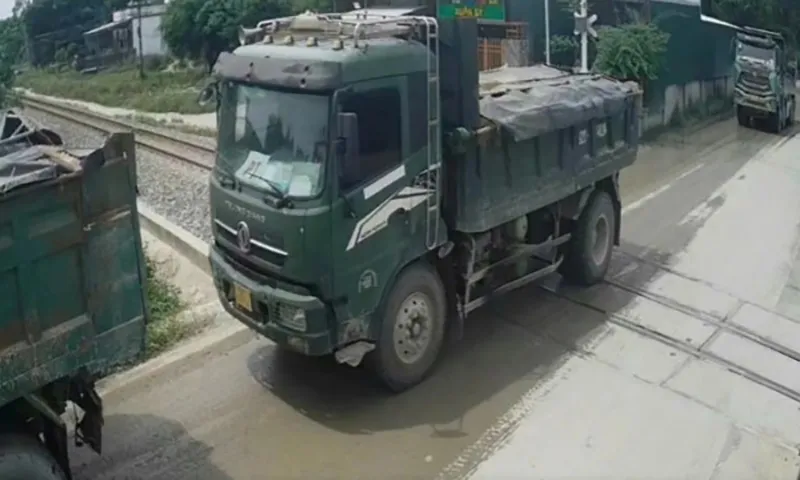 Xe ben dừng ngay giữa đoạn giao đường bộ và đường sắt - Ảnh Xí nghiệp thông tin tín hiệu Quảng Nam - Đà Nẵng