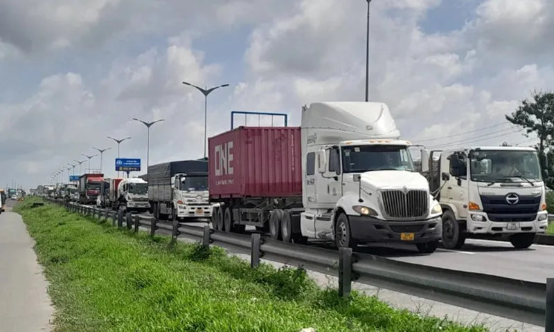 Xe kẹt kéo dài trên đường dẫn vào cầu Cần Thơ