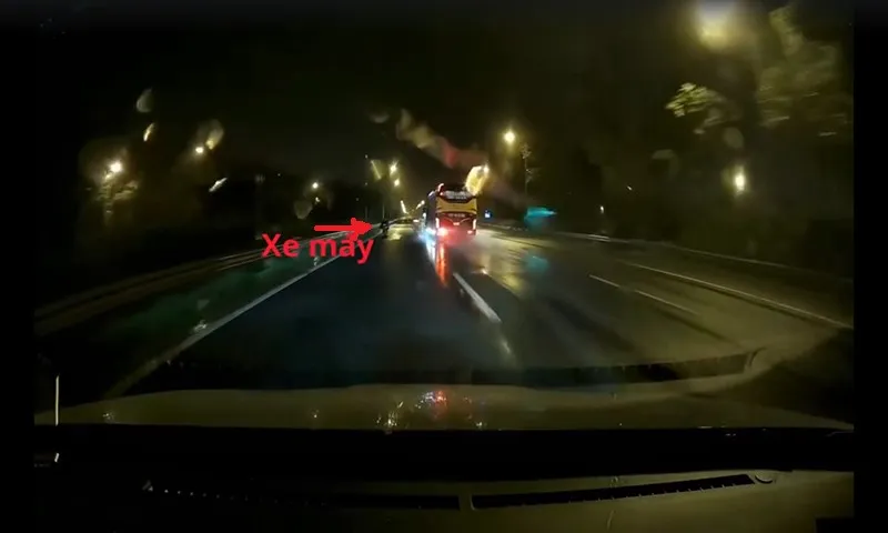 Xe máy đi ngược chiều trên cao tốc trong đêm đen