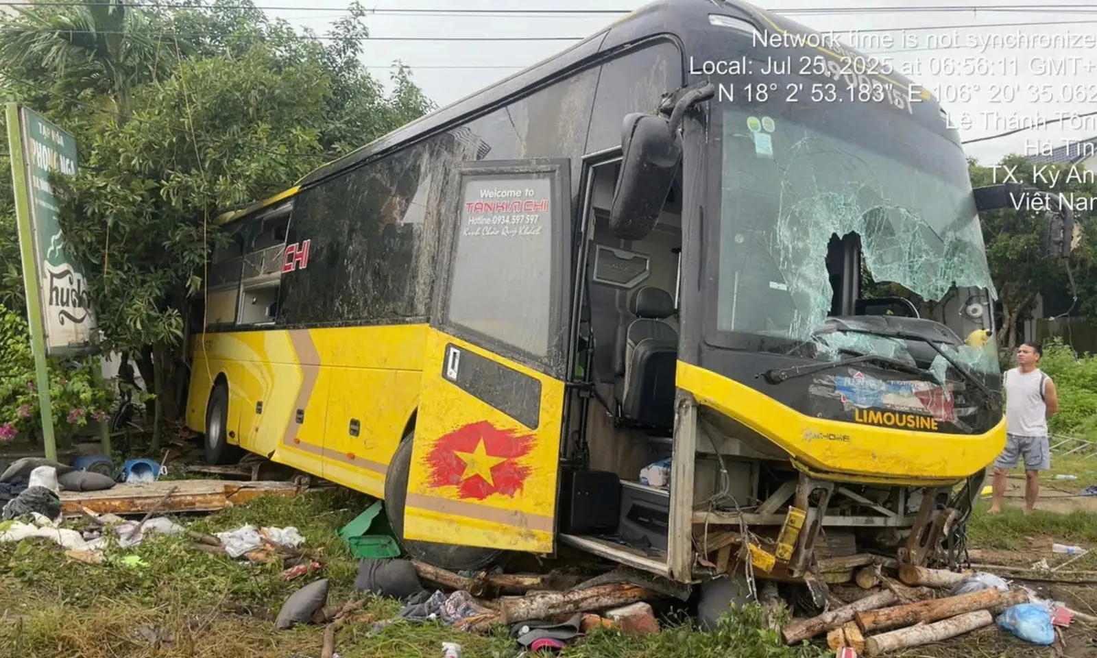 Báo cáo ban đầu vụ lật xe khách ở Hà Tĩnh: Nguyên nhân là do nổ bánh xe trước
