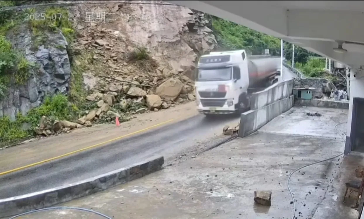 Video clip: Tài xế Trung Quốc suýt bị núi lở vùi lấp do ảnh hưởng bão Wipha