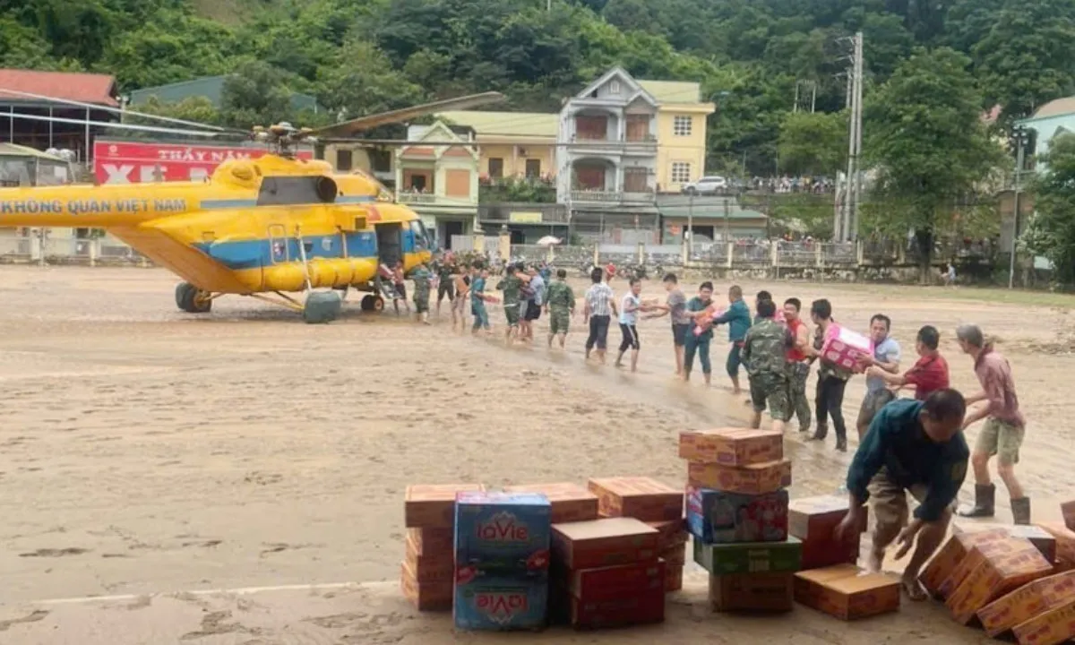 Quân đội huy động trực thăng, tiếp tế vùng lũ Nghệ An