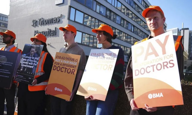 Bác sĩ nội trú Anh đình công 5 ngày đòi tăng lương