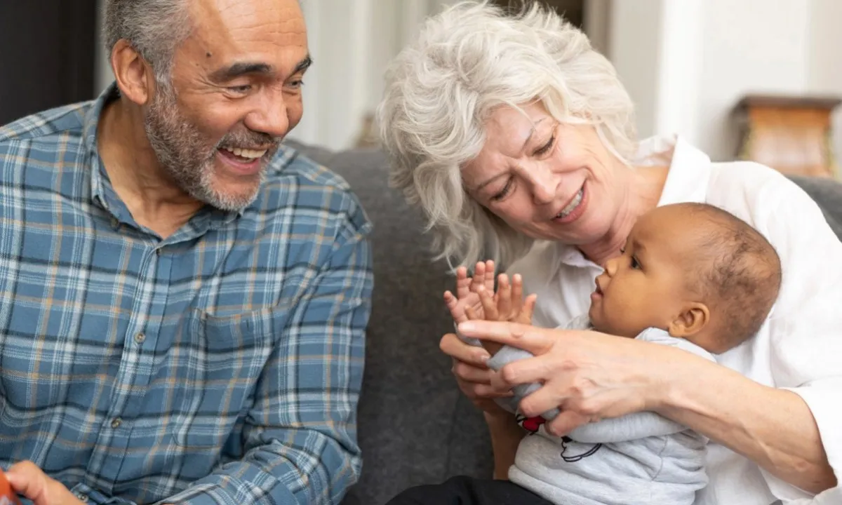 Anh: Người ngoài 80 tuổi nhờ mang thai hộ để sinh con