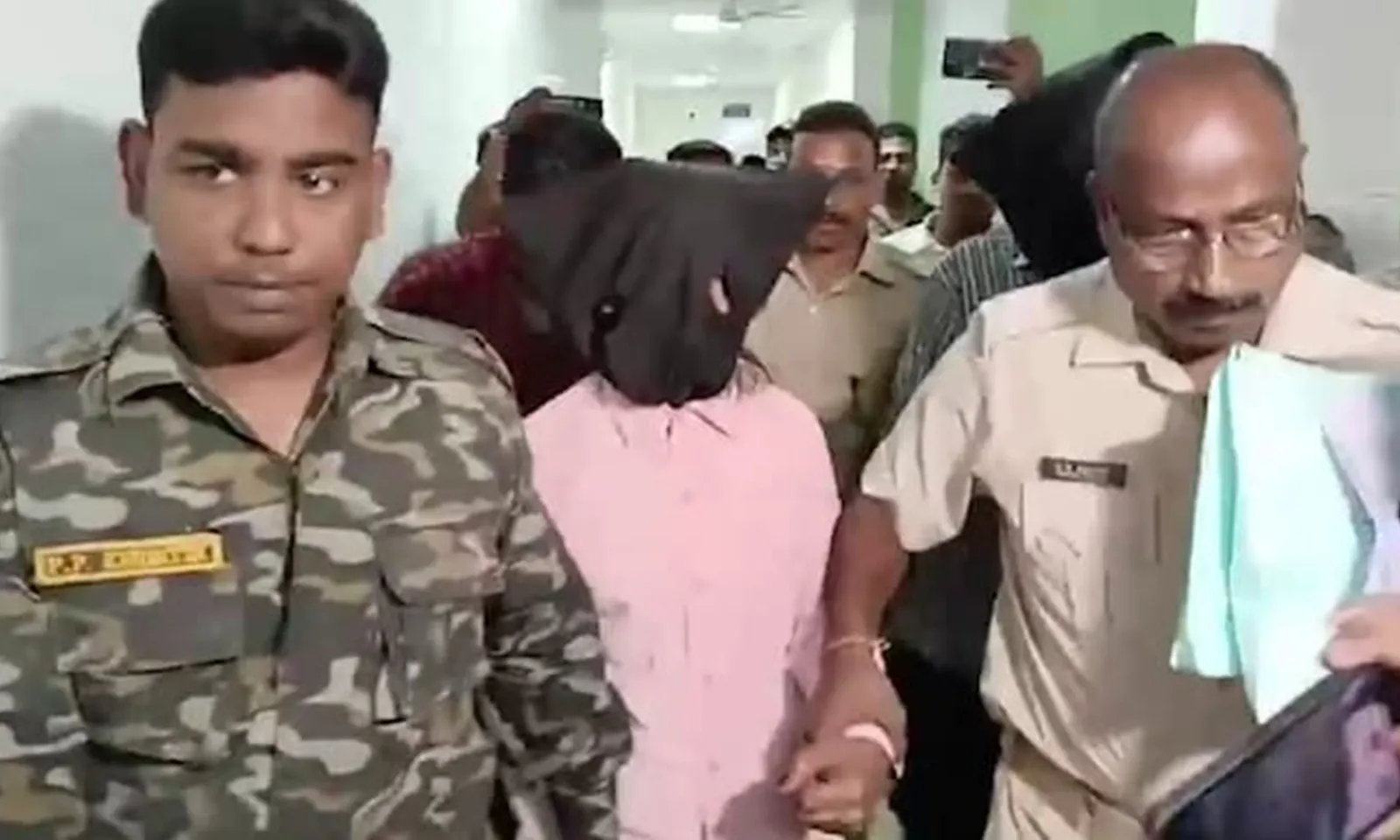 Ấn Độ: 3 gã đàn ông cưỡng hiếp một bé gái trong thời gian dài và chôn sống bé gái vì có thai