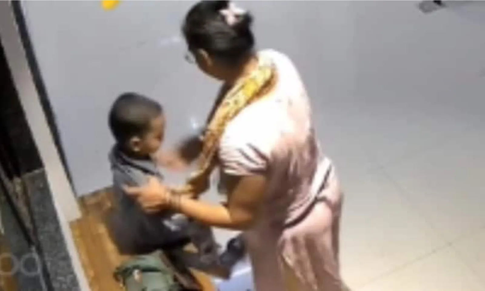 Được mẹ đặt ngồi trên kệ giày gần bệ cửa sổ, bé gái 4 tuổi rơi từ tầng 12 xuống đất tử vong