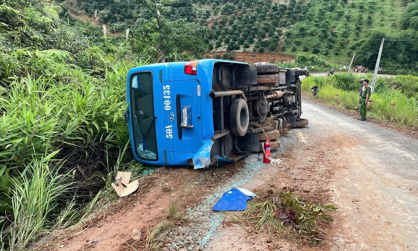 Lật xe khách chở đoàn sinh viên đi thiện nguyện tại Lâm Đồng, 5 người bị thương
