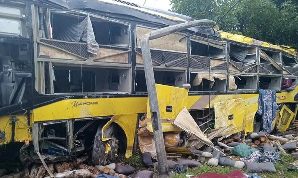 Lật xe khách ở Hà Tĩnh, 9 người chết, 15 người bị thương