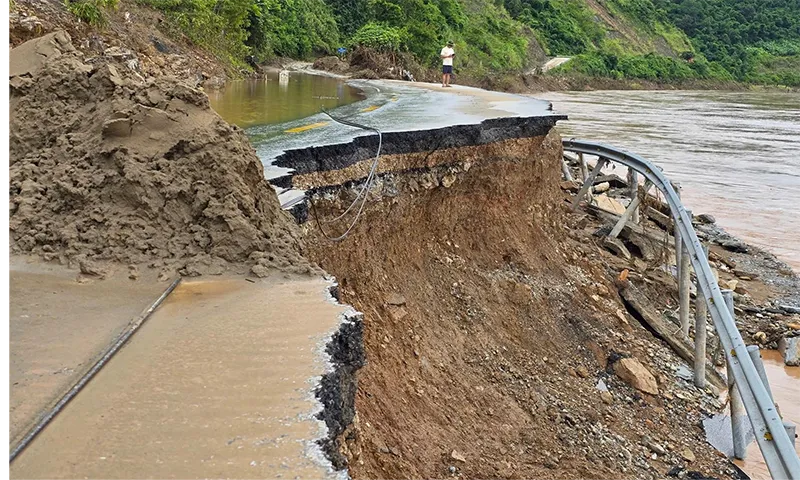 Nhiều đoạn trên quốc lộ 7 sạt lở nghiêm trọng sau bão lũ