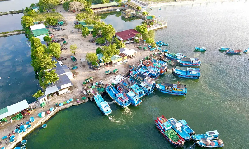 Bến cảng không phép Trung Khanh, phường Cam Ranh, Khánh Hòa