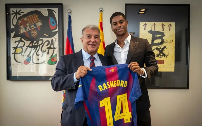 Chủ tịch barca và Rashford trong ngày ra mắt. Ảnh: Internet