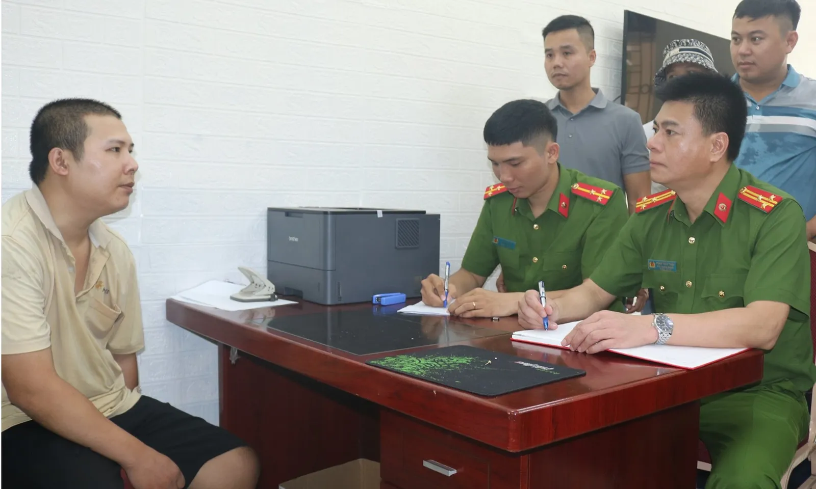 Truy bắt nhanh đối tượng giật dây chuyền của người đi xe đạp điện