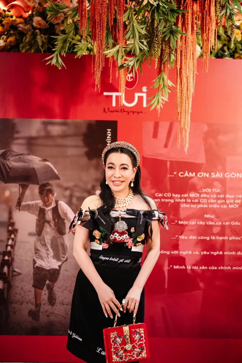 dan-sao-gao-coi-xuat-hien-trong-buoi-trien-lam-nghe-thuat-cua-naomi-thuy-nguyen 19800101-000000-36