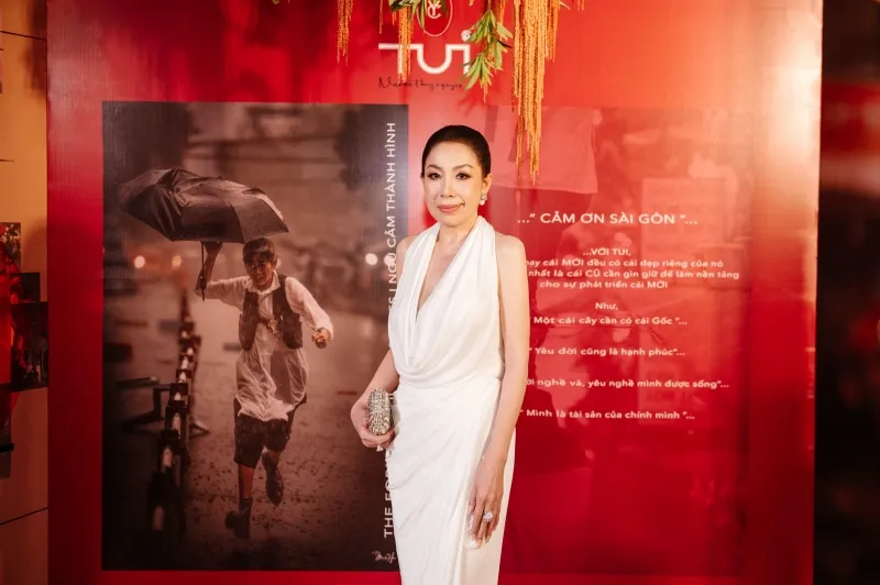 dan-sao-gao-coi-xuat-hien-trong-buoi-trien-lam-nghe-thuat-cua-naomi-thuy-nguyen 19800101-000000-51