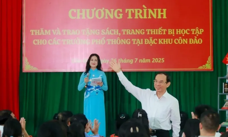 Bí thư Nguyễn Văn Nên trao thiết bị học tập cho ba trường tại đặc khu Côn Đảo