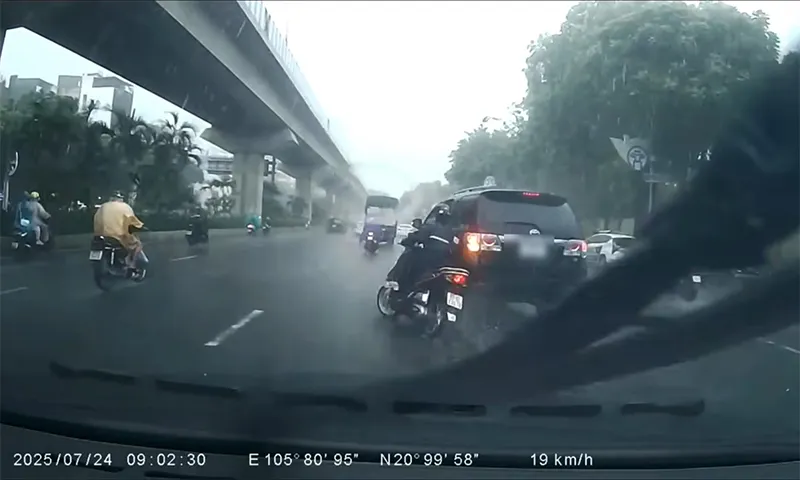 Ô tô chuyển làn sang trái làm ngã xe máy rồi chạy mất