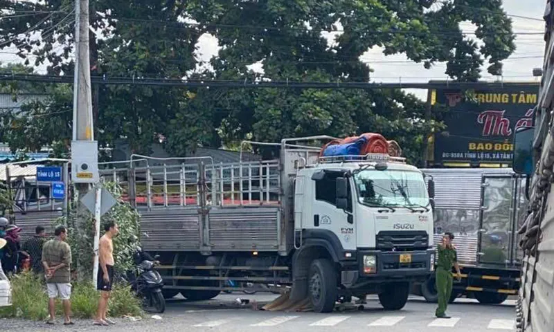 Rẽ phải vào giao lộ, ô tô tải cuốn xe đạp điện vào gầm, nữ công nhân tử vong thương tâm