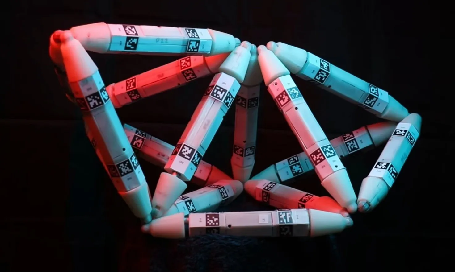 Robot biết tự sửa chữa và nâng cấp bằng cách “ăn” robot khác