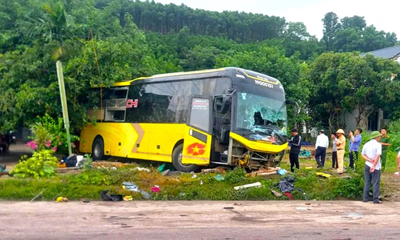 Đề nghị kiểm tra đơn vị vận tải có xe khách bị lật làm 10 người tử vong