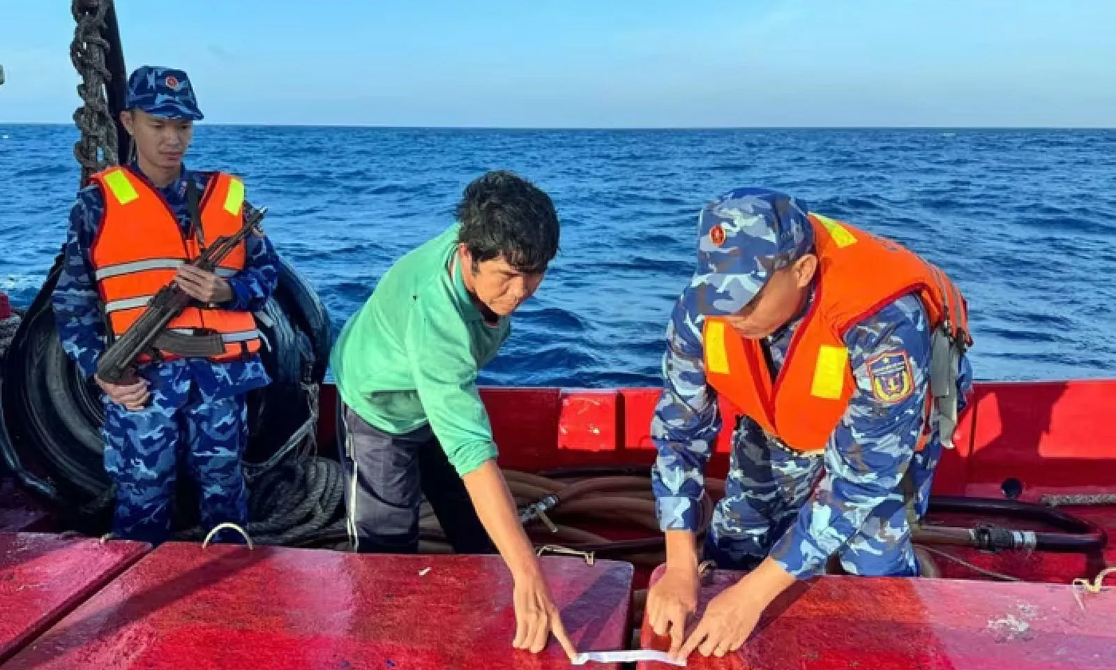 Bắt giữ tàu cá vận chuyển 40.000 lít dầu DO trái phép trên vùng biển Tây Nam