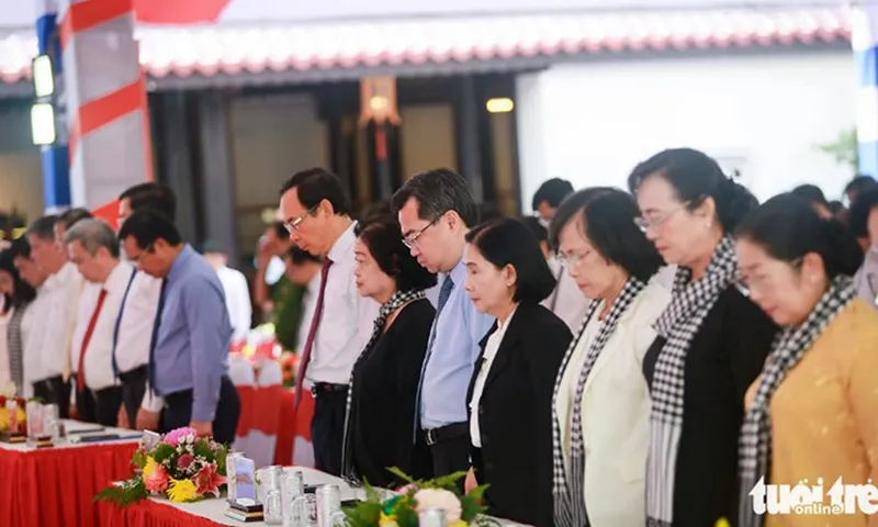 Các đại biểu tưởng niệm các anh hùng liệt sĩ