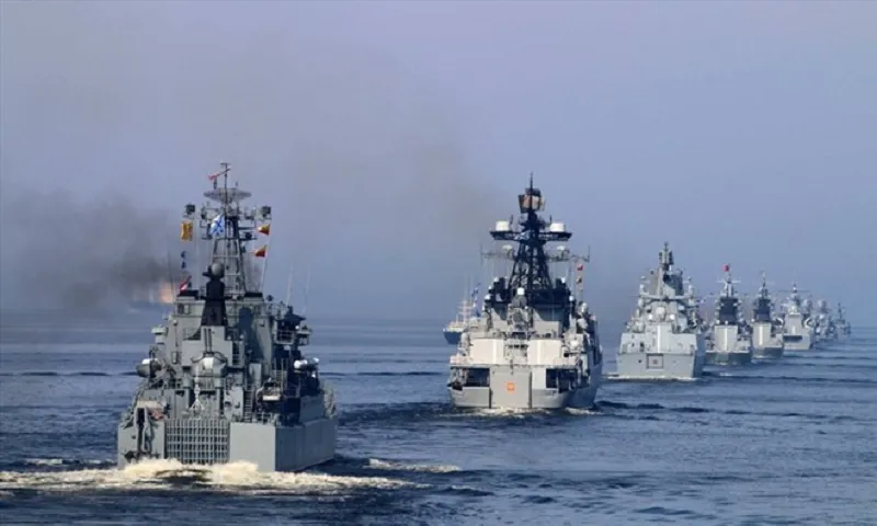 Chiến hạm Nga trong một cuộc duyệt binh hải quân ở St.Petersburg - Ảnh Xinhua