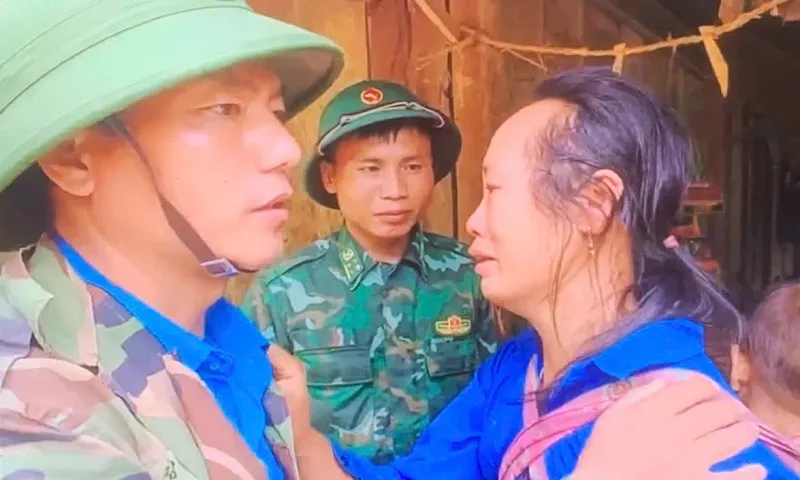 Tiếp cận bản Phá Mựt, cứu trợ khẩn cấp người dân bị cô lập do mưa lũ