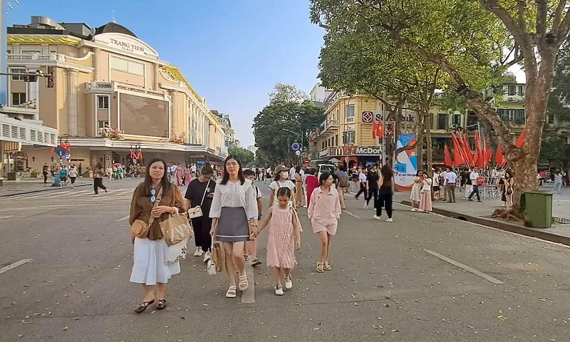 Khách du lịch dạo chơi tại không gian đi bộ Hoàn Kiếm - Ảnh Sở Du lịch thành phố Hà Nội
