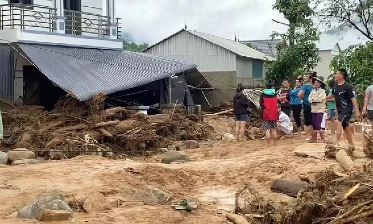 Mưa lũ trong đêm tại Sơn La cuốn trôi nhiều tài sản, 4 người chết và mất tích