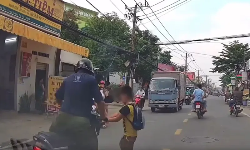 Clip: Người đi xe máy vượt ẩu va vào hai em nhỏ đi bộ sang đường