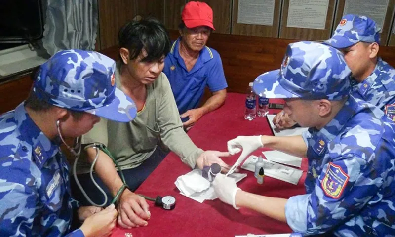Sơ cứu ban đầu cho thuyền viên Trần Văn Kiên