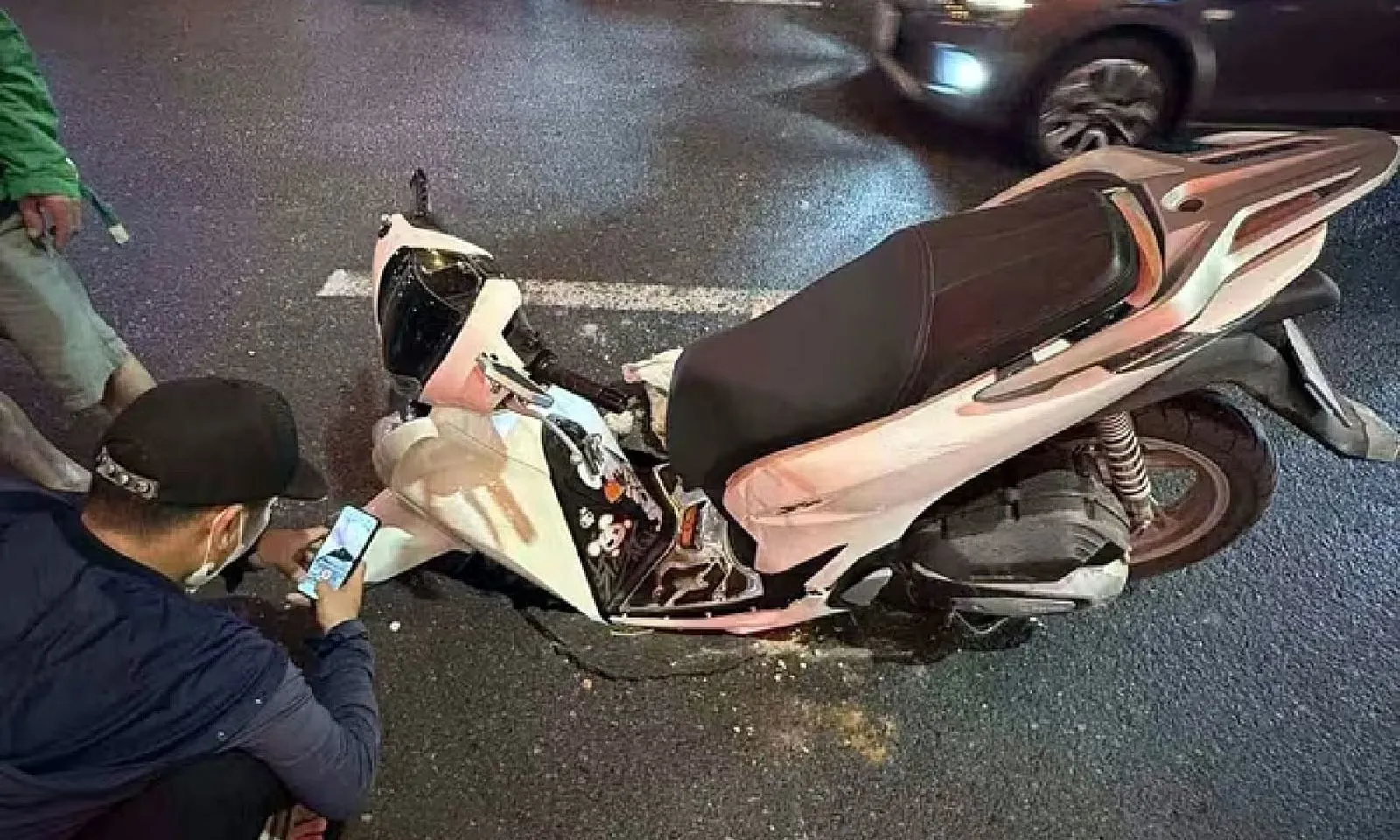 Đường ống nước rò rỉ gây sụt lún trên đường Trường Chinh, Hà Nội