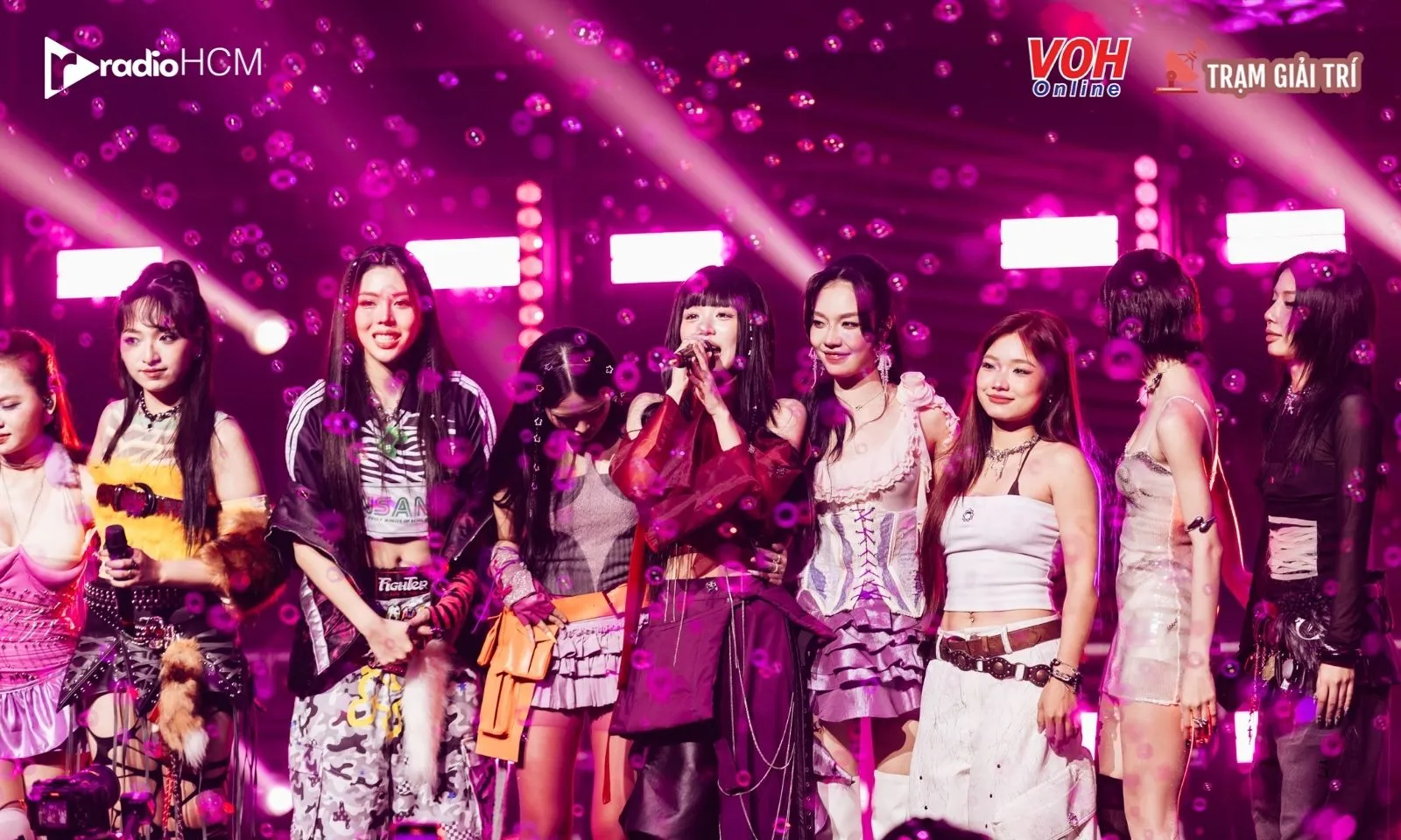 Han Sara cùng dàn Em Xinh ra mắt các ca khúc mới tại mini concert Unfrozen