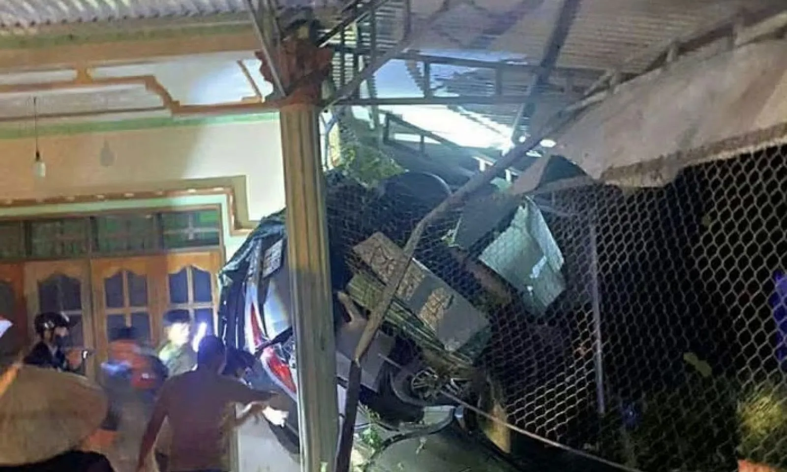 Ôtô lao vào nhà dân lúc nửa đêm, tài xế tử vong tại chỗ