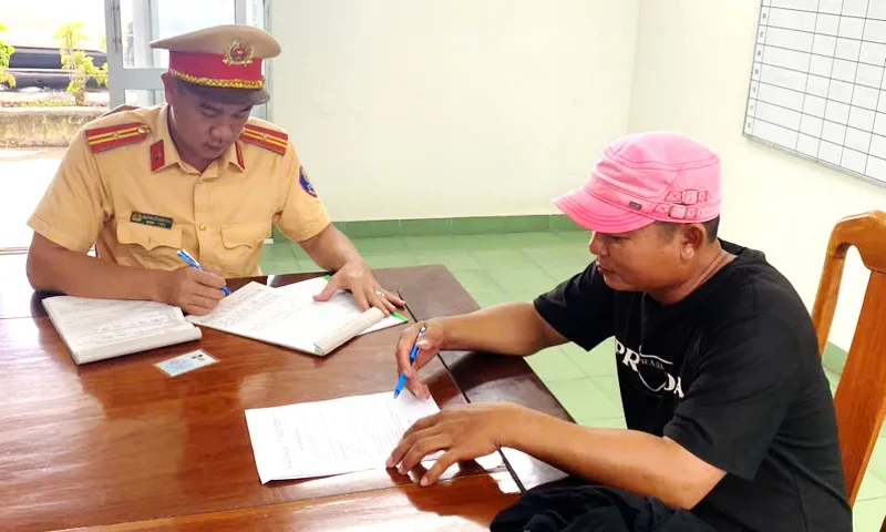 CSGT đường thủy xử lý vụ chở khách vượt số lượng trên biển Cam Ranh