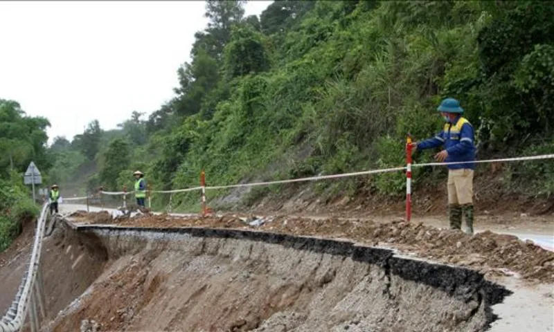 Còn hàng trăm điểm còn ách tắc giao thông do ảnh hưởng bão số 3