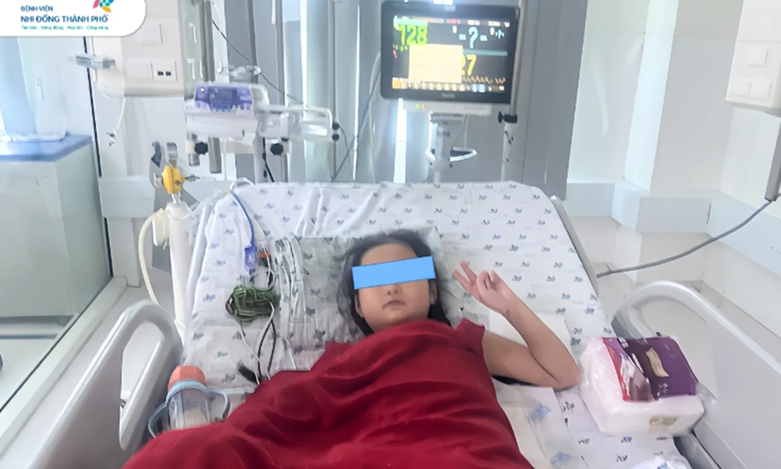 Cứu sống bé gái 8 tuổi sốc tim nguy kịch sau cơn sốt kèm nôn